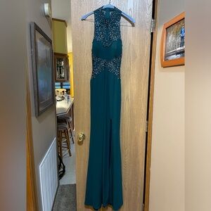 City Triangles green long prom dress - Size 5 (great condition, only worn once)